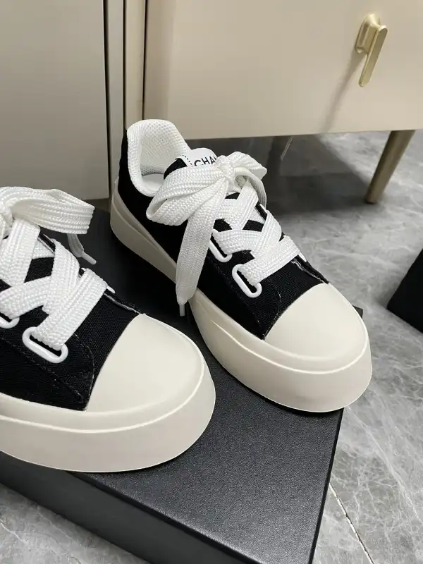 CHANEL SNEAKER