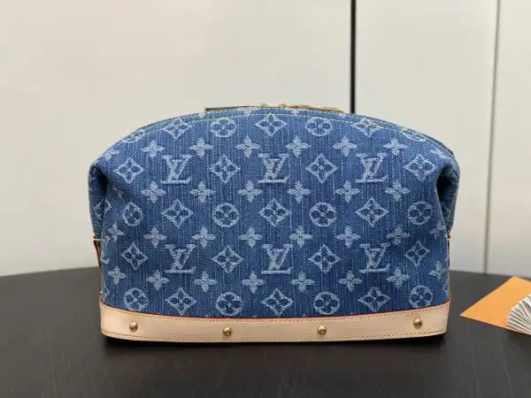 Repladies offers premium fake Louis bags at unbeatable prices. Our products are cheap because we focus on direct sales Louis Vuitton Pochette Cosmétique PM