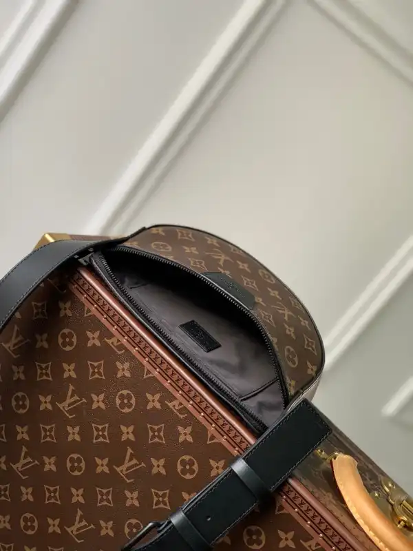 Firstbag Ru LOUIS VUITTON Moon Crossbody