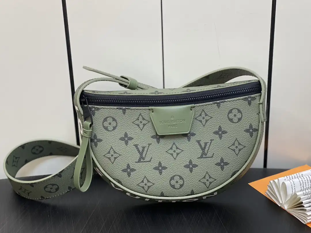 First bag ru LOUIS VUITTON Moon Crossbody