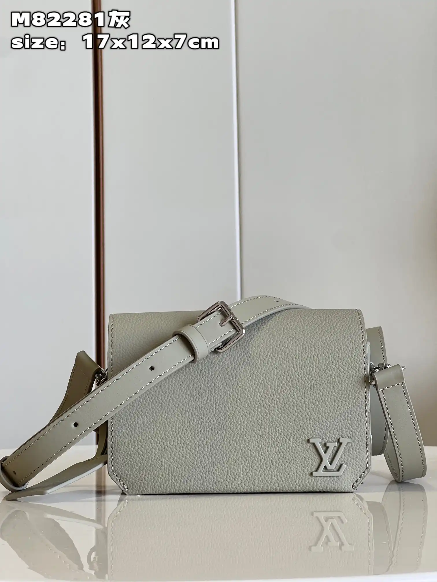 First bag ru LOUIS VUITTON Fastline Wearable Wallet