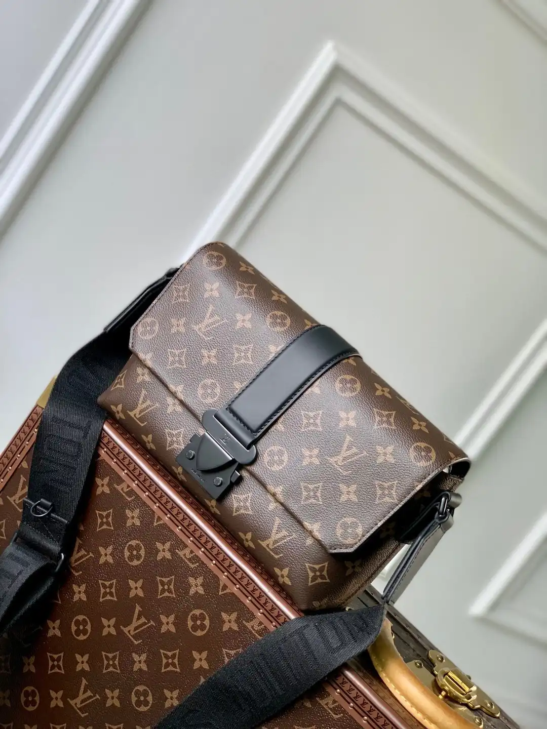 LOUIS VUITTON S-Cape Messenger