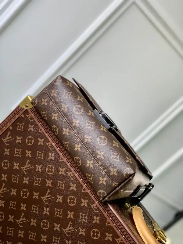 LOUIS VUITTON S-Cape Messenger