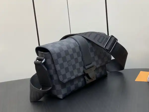 LOUIS VUITTON S-Cape Messenger