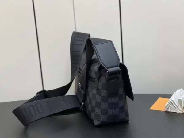 LOUIS VUITTON S-Cape Messenger