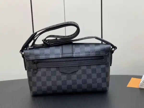 Frstbag ru LOUIS VUITTON S-Cape Messenger