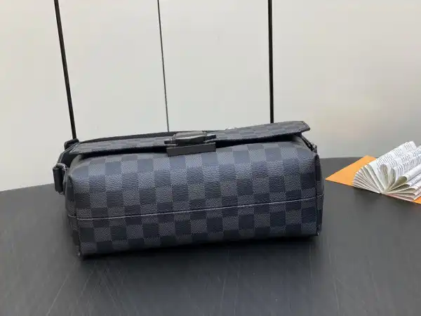 Affordable LOUIS VUITTON S-Cape Messenger