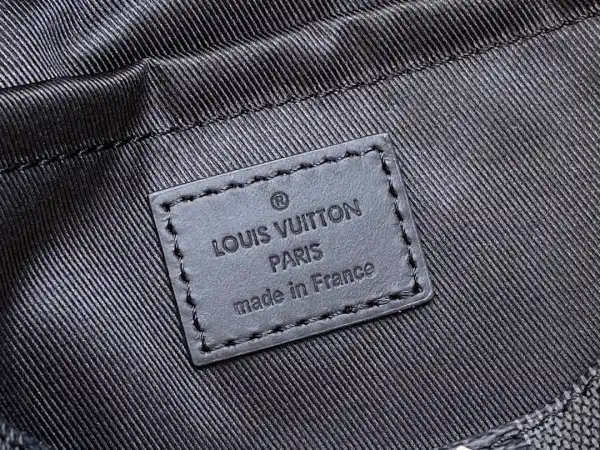 First bag ru LOUIS VUITTON S-Cape Messenger