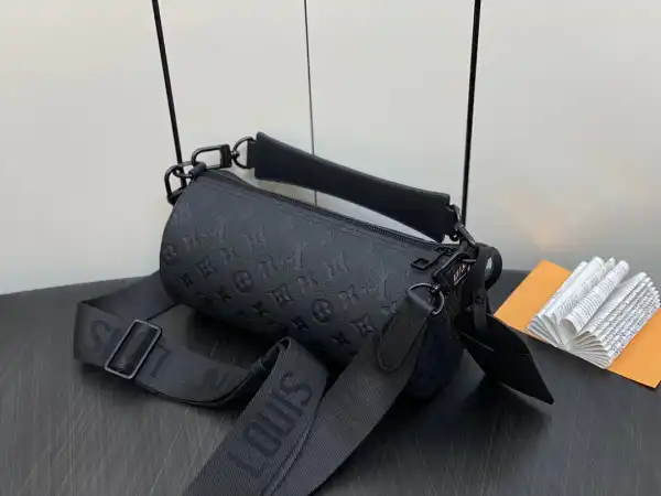 Frstbag ru LOUIS VUITTON Soft Polochon PM