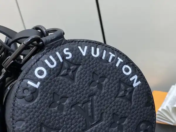 Aaa replica ru LOUIS VUITTON Soft Polochon PM