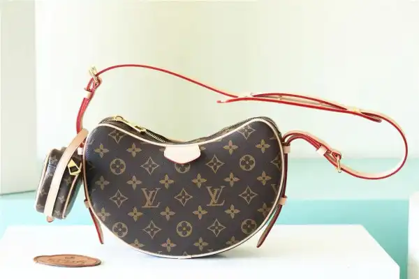 LOUIS VUITTON Croissant MM