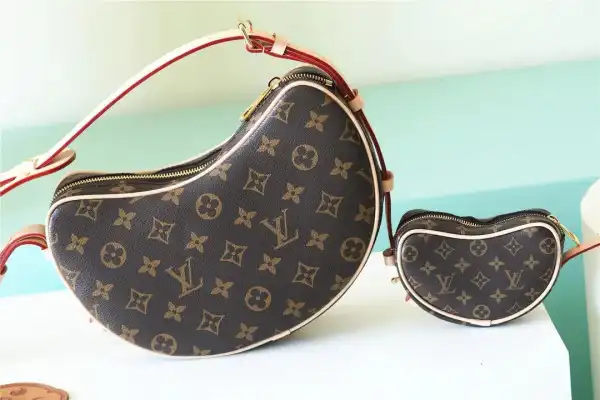 LOUIS VUITTON Croissant MM