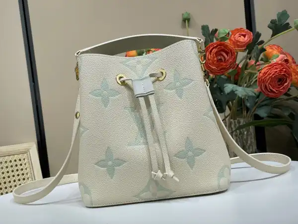 LOUIS VUITTON NÉONOÉ BB