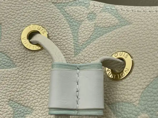 First Bag Ru LOUIS VUITTON NÉONOÉ BB