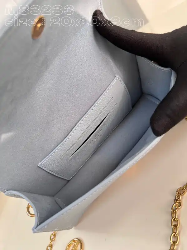 First bag ru LOUIS VUITTON Wallet On Chain Lily