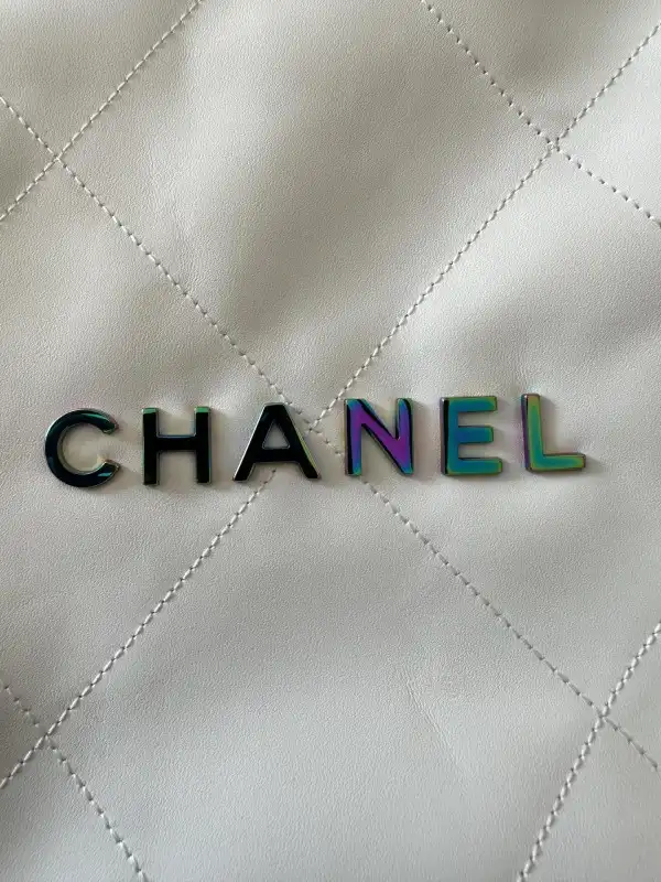 First Bag Ru CHANEL 22 SMALL HANDBAG