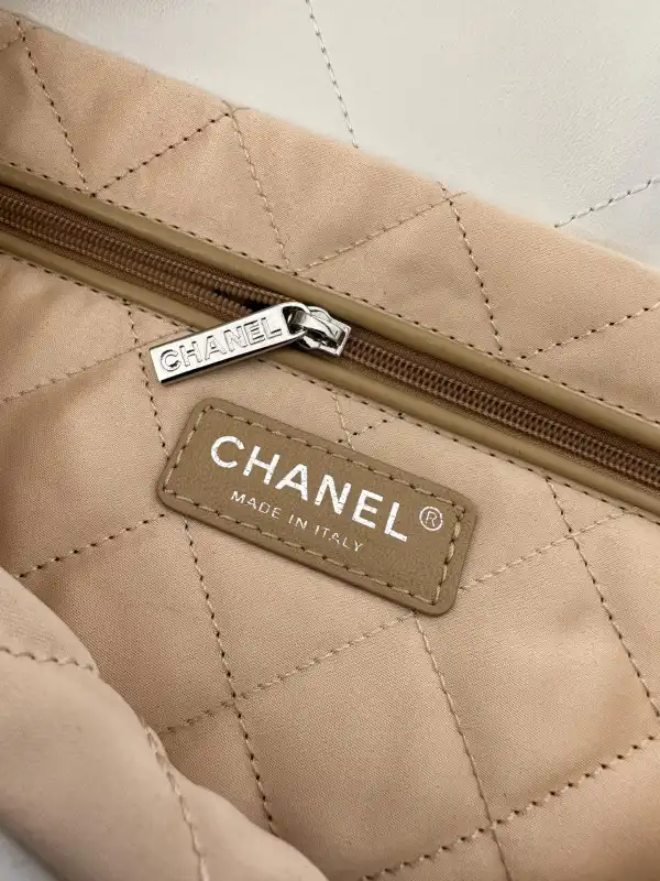 CHANEL 22 SMALL HANDBAG