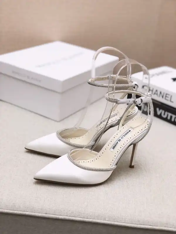 MANOLO BLAHNNIK PUMPS