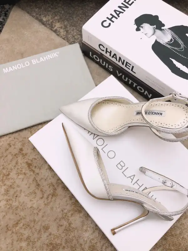 MANOLO BLAHNNIK PUMPS