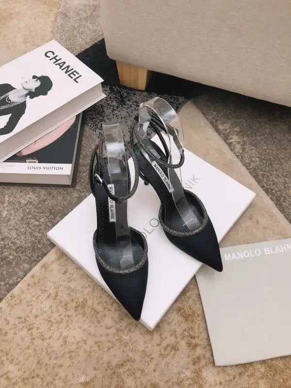 MANOLO BLAHNNIK PUMPS