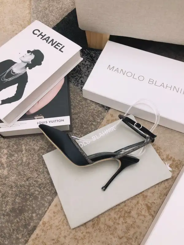 MANOLO BLAHNNIK PUMPS