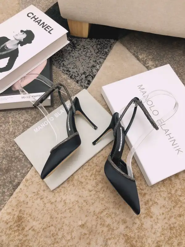 MANOLO BLAHNNIK PUMPS