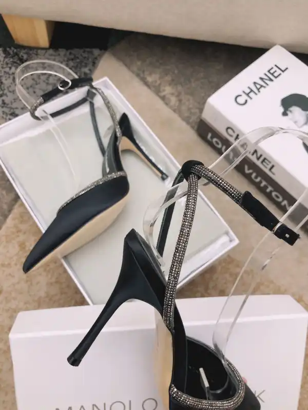 MANOLO BLAHNNIK PUMPS