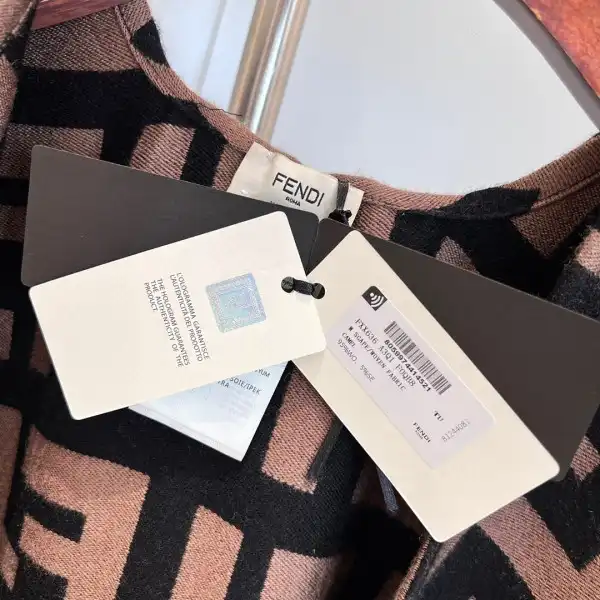 Bagsoffer Fendi Poncho