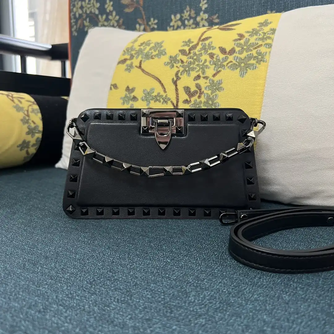 Frstbag ru VALENTINO ROCKSTUD CALFSKIN CHANELUTCH