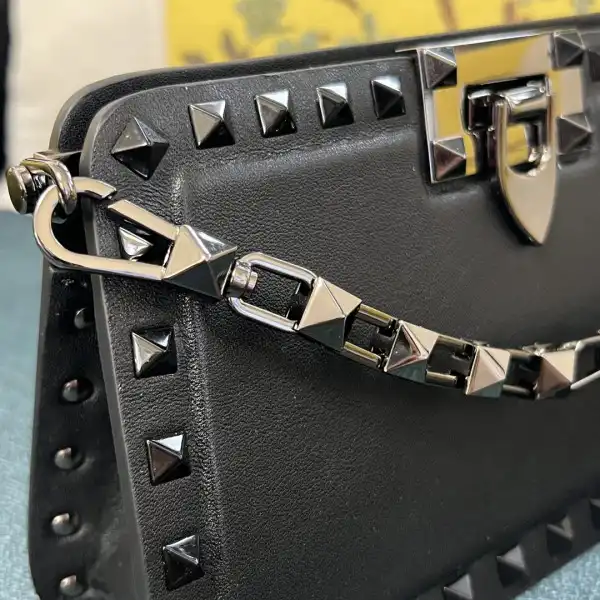 Yupoo bagsoffer VALENTINO ROCKSTUD CALFSKIN CLUTCH