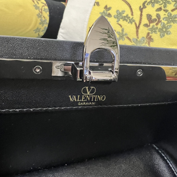 HOT SALE VALENTINO ROCKSTUD CALFSKIN CLUTCH