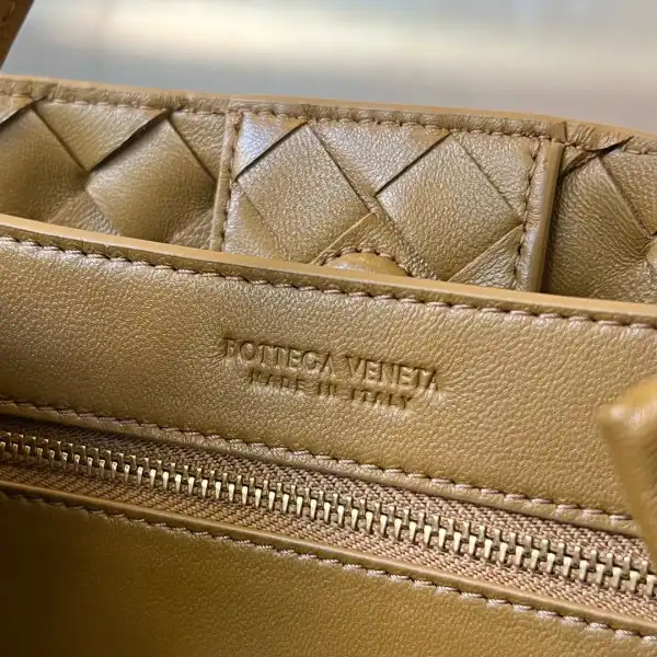 BOTTEGA VENETA SMALL ANDIAMO-25*22*10.5cm