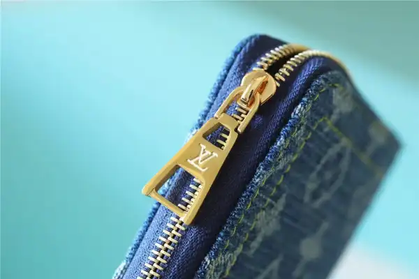 First bag ru LOUIS VUITTON ZIPPY COIN PURSE