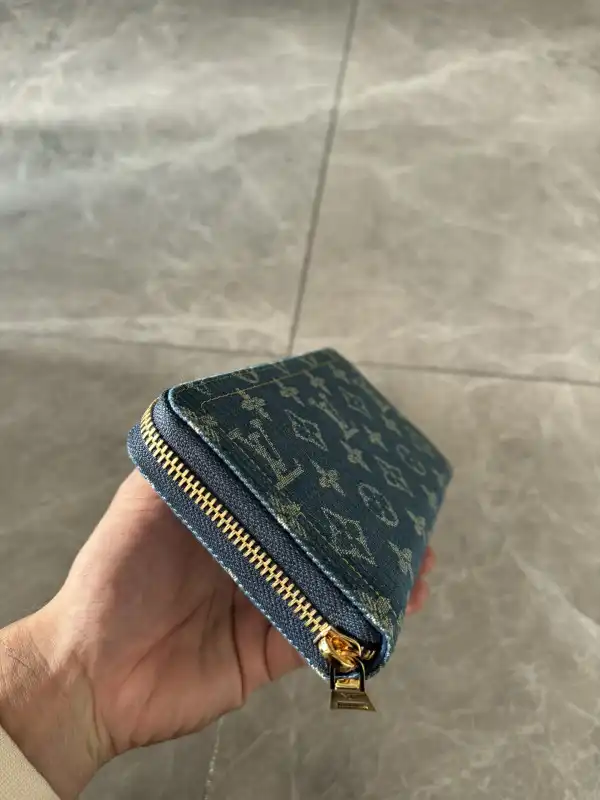 LOUIS VUITTON ZIPPY WALLET