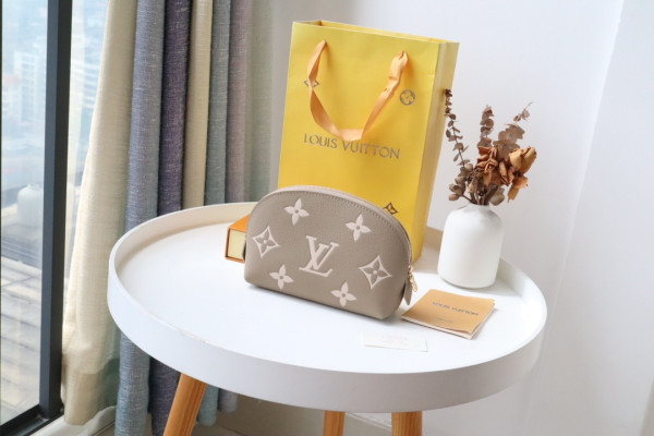 HOT SALE Louis Vuitton COSMETIC POUCH