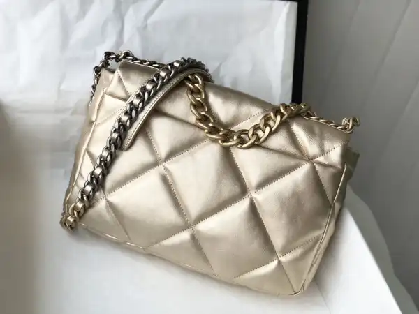 First bag ru CHANEL 19 FLAP BAG