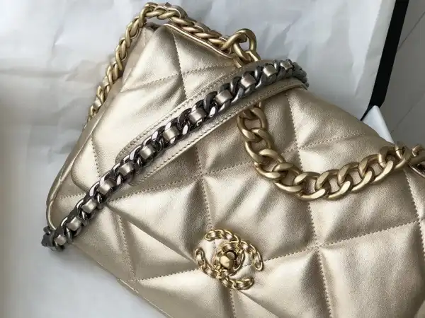 First bag ru CHANEL 19 FLAP BAG