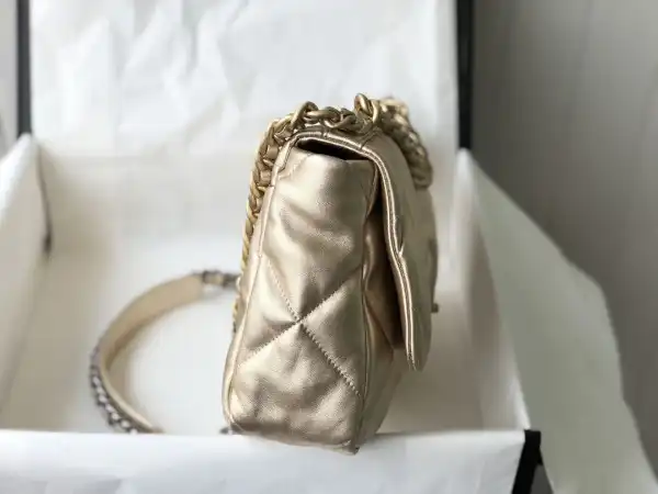 First bag ru CHANEL 19 FLAP BAG