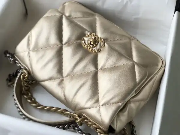 First bag ru CHANEL 19 FLAP BAG