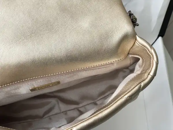 First bag ru CHANEL 19 FLAP BAG