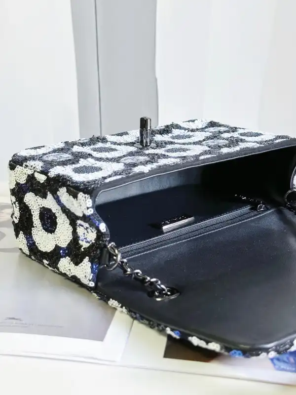 CHANEL FLAP BAG 20CM