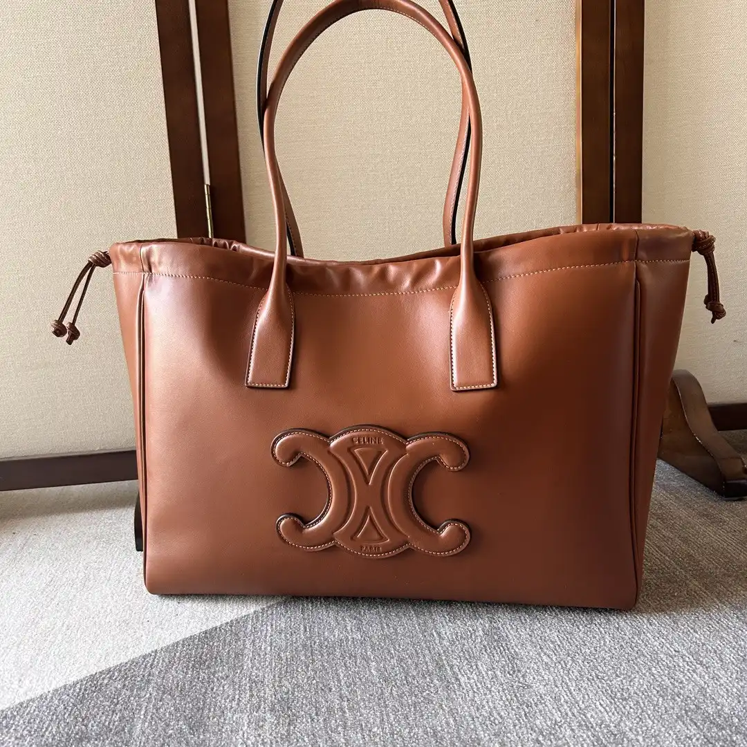 First bag ru CELIN* CABAS DRAWSTRING CUIR TRIOMPHE