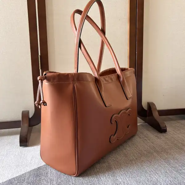 First bag ru CELIN* CABAS DRAWSTRING CUIR TRIOMPHE