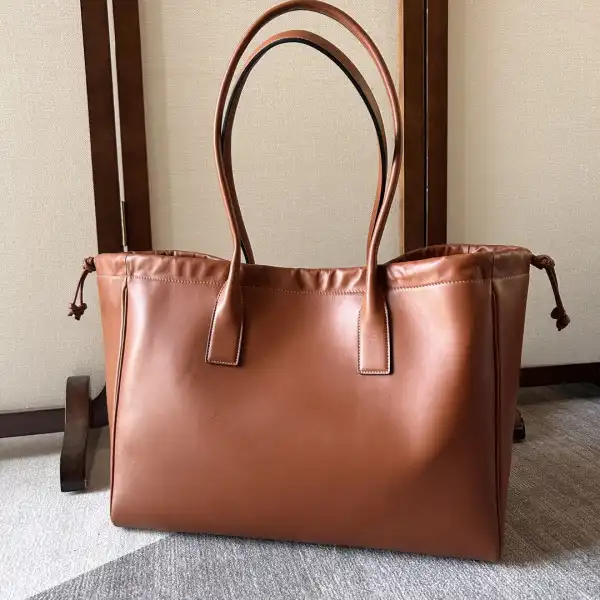 First bag ru CELIN* CABAS DRAWSTRING CUIR TRIOMPHE