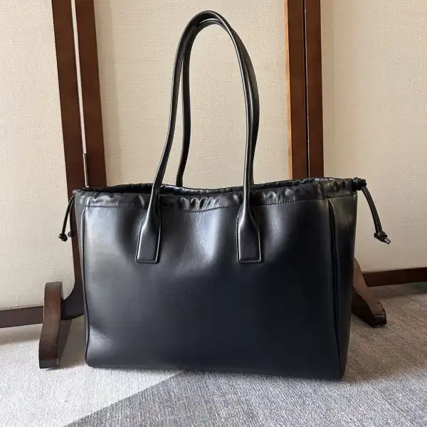 First bag ru CELIN* CABAS DRAWSTRING CUIR TRIOMPHE