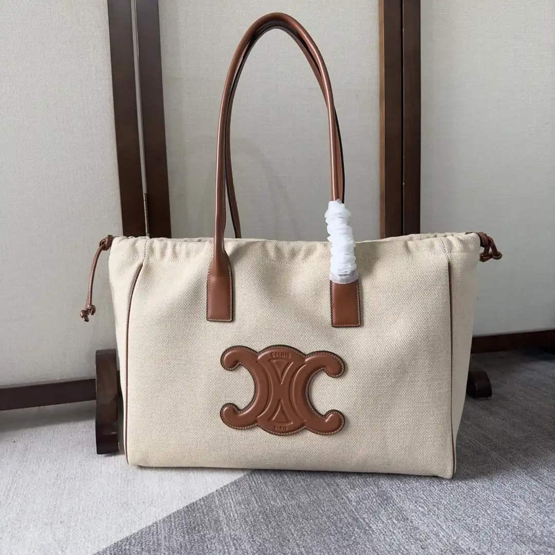 First bag ru CELIN* CABAS DRAWSTRING CUIR TRIOMPHE