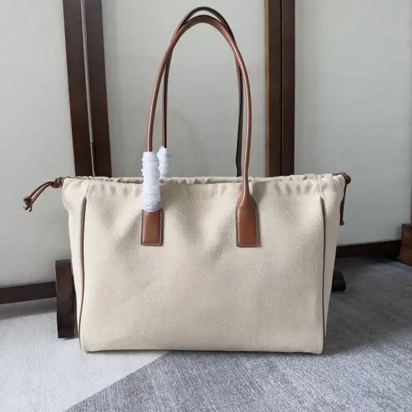 First bag ru CELIN* CABAS DRAWSTRING CUIR TRIOMPHE