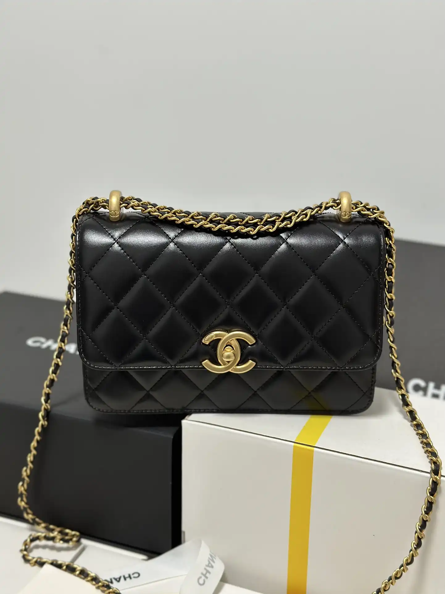 CHANEL FLAP BAG - 14.5*22*8cm