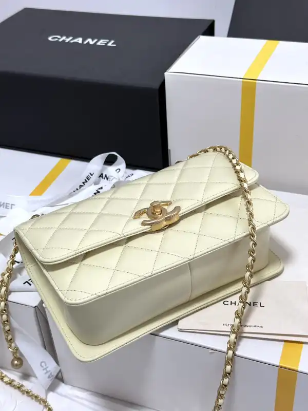 CHANEL FLAP BAG - 14.5*22*8cm