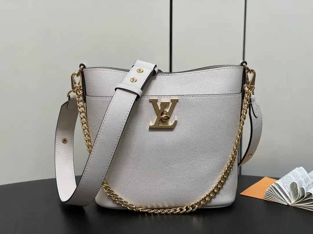 LOUIS VUITTON Lock and Walk - 20 x 20.5 x 12CM